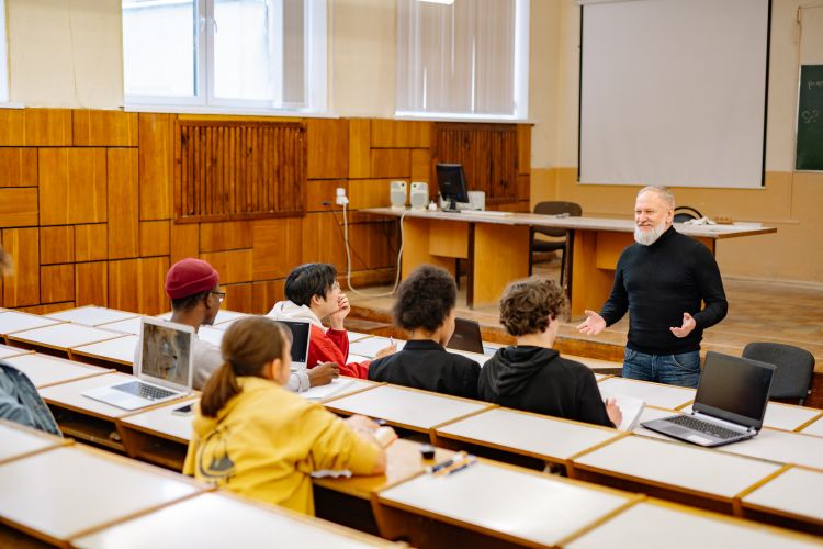 Digitalt möter mänskligt i klassrummet